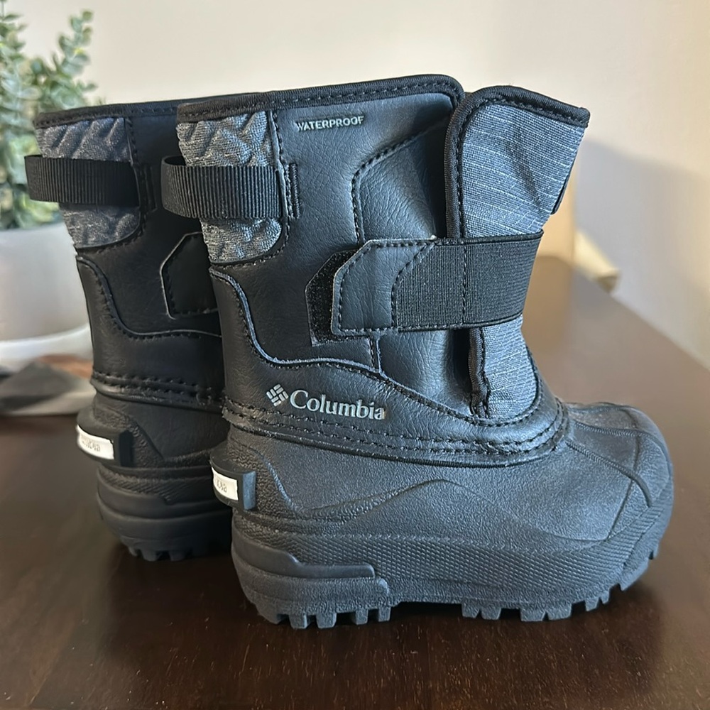 Columbia kids snow boots only wore one time, no longer fit my son